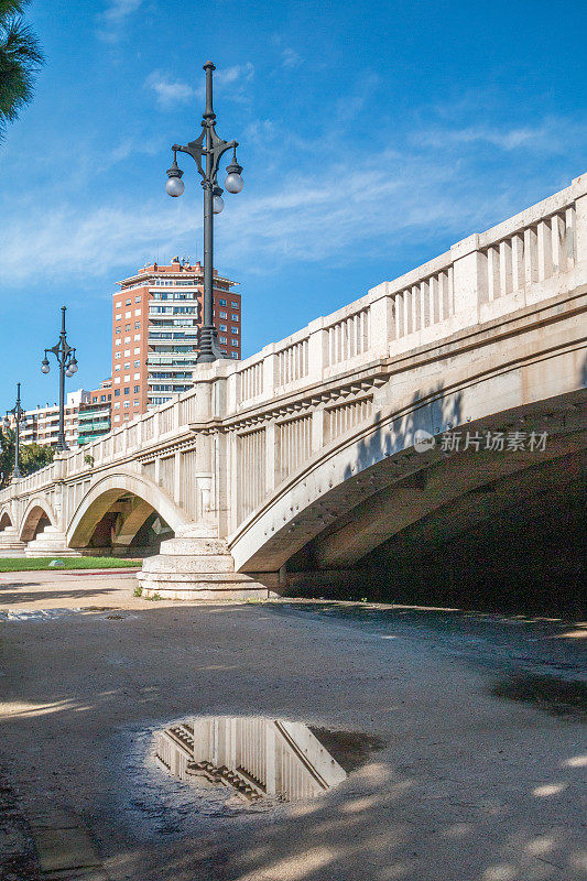 西班牙巴伦西亚图里亚河床公园的阿拉贡桥(Jardín del Turia - Tramo VIII)